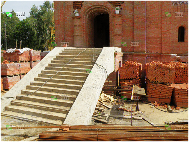 Железобетонное крыльцо Троицкой церкви в Карабаново в процессе строительных работ