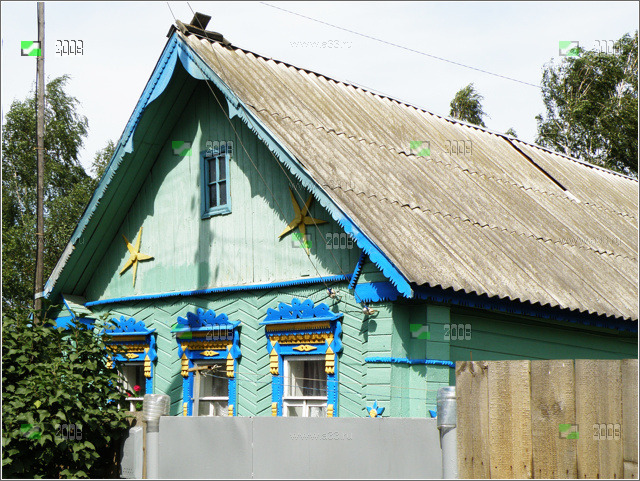 Жилой дом с новой домовой резьбой и деревянными украшениями на улице Красногорской в Карабаново