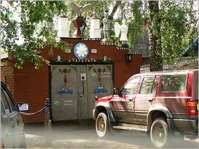Креативный гараж на улице Красногорской в Карабаново Александровского района Владимирской области