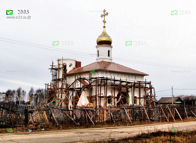 Церковь Благовещения в городе Коврове Владимирской области в процессе строительства колокольни