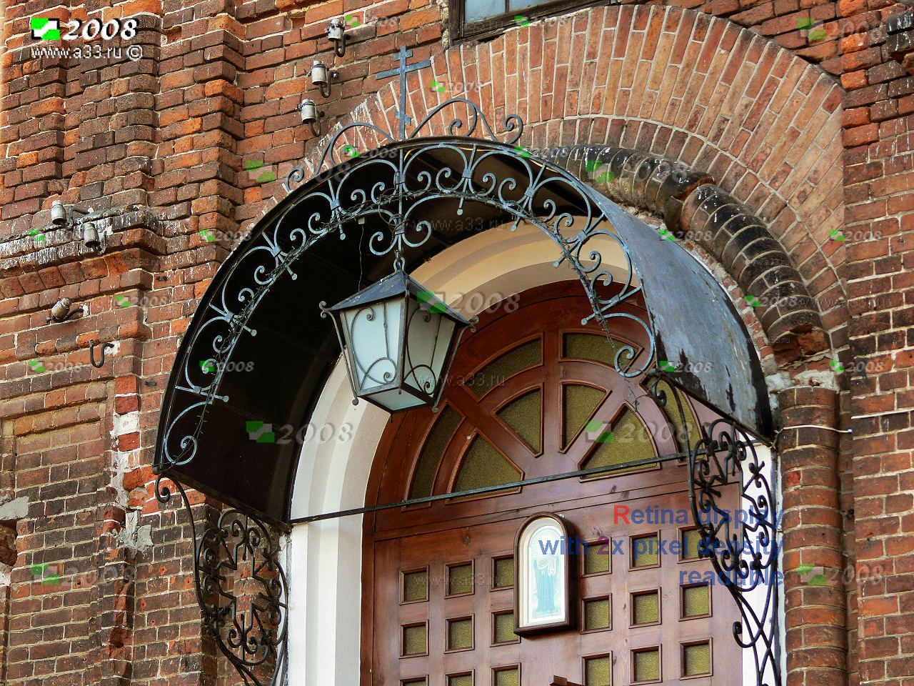 Кованый навес западного крыльца Феодоровской церкви в городе Коврове Владимирской области