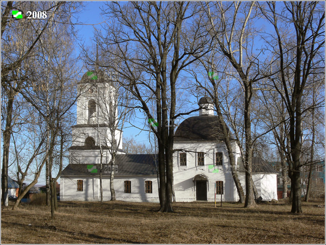 Южный фасад церкви Иоанна Воина в Коврове Владимирской области обращен к кладбищу превращённому в сквер имени А.С. Пушкина
