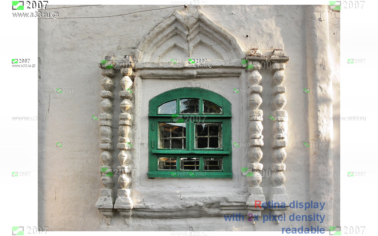 Наличник окна Христорождественского собора в Коврове Владимирской области с двойными наборными полуколонками