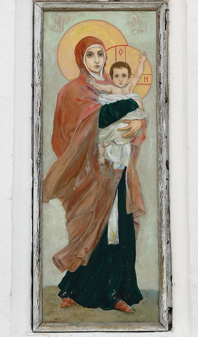 образ Пресвятой Богородицы с младенцем Иисусом Христом на воротах ограды Христорождественского собора в Коврове Владимирской области