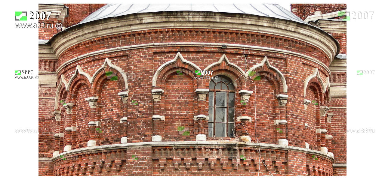 Фрагмент верхнего яруса фасада апсиды Спасо-Преображенского собора в Коврове Владимирской области