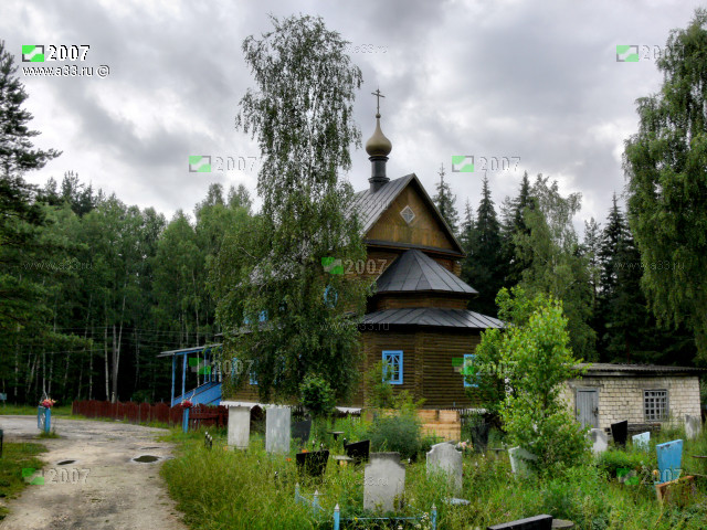 Вид на Спасскую церковь с территории кладбища