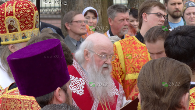 Во время освящения владыка Евлогий читает богослужебные тексты перед новой церковью Сергия и Никона Радонежских