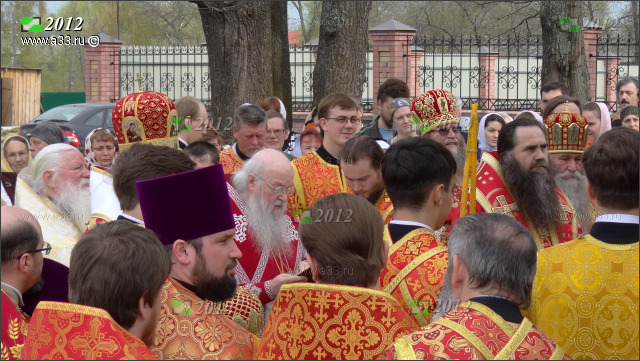 Освящение новых храмов проводится по веками сложившимся обрядам, святить новую церковь приехало так-же духовенство из Нижнего Новгорода и Сергиева Посада -- фотография