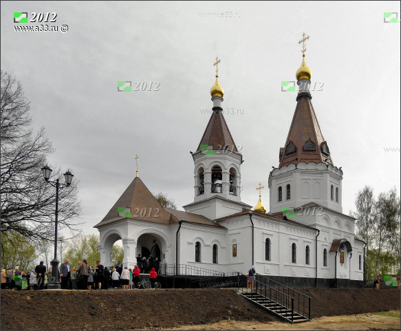 Общий вид церкви Сергия и Никона Радонежских в Красной Горбатке в день освящения