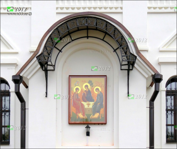 Икона святой Троицы на южном фасаде, киот кованый