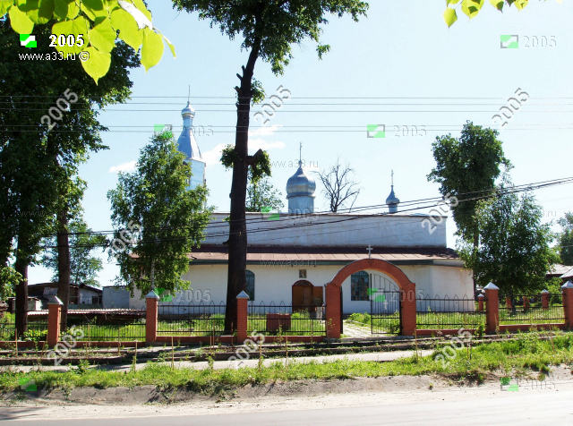 Западный фасад действующей Никольской церкви в городе Меленки Владимирской области