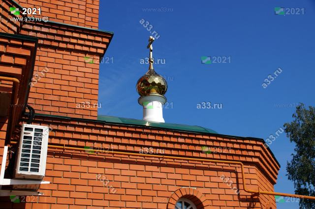 2021 Всехсвятская церковь в городе Меленки Владимирской области сложена из лицевого красного кирпича