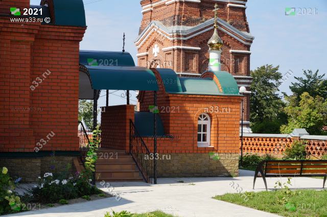 2021 Боковой вход во Всехсвятскую церковь в городе Меленки Владимирской области