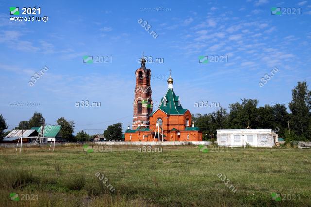 2021 Вид на Никольскую колокольню Всехсвятскую церковь и кладбище в городе Меленки Владимирской области со стороны примыкающего стадиона