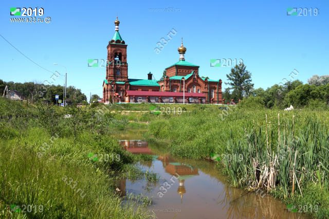 Вид на Успенскую церковь в центре Петушков Петушинского района Владимирской области от реки Берёзки
