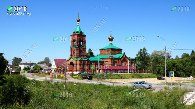 Общий вид Успенской церкви в городе Петушки Владимирской области с трассы М7