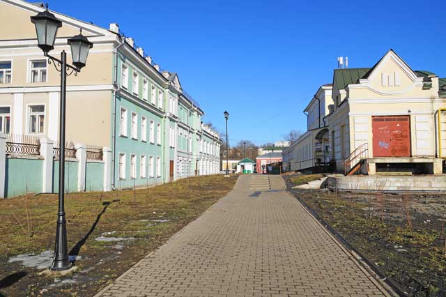 2014 пешеходная аллея между домами 5 и 7 по улице Гагарина, город Владимир