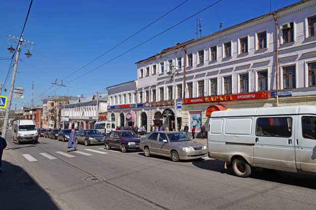 2014 вереница машин на левый поворот в районе дома 2 по улице Гагарина, город Владимир