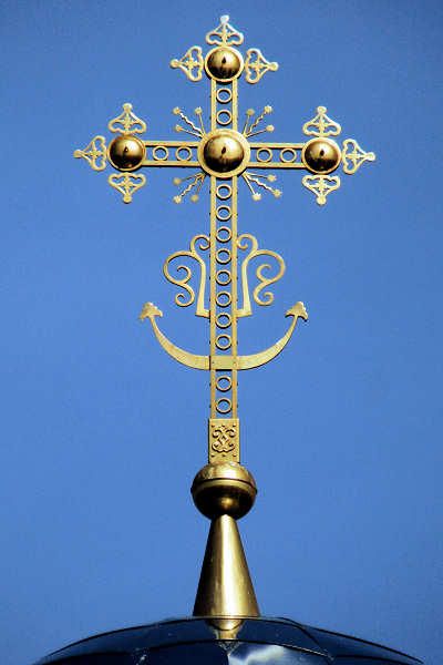 типовой современный церковный крест из стандартного набора форм