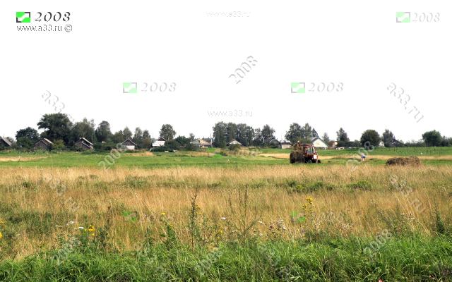 2008 Редкий кадр - заготовку сена на тракторе ведут мужчины цыгане деревня Арсаки Александровского района Владимирской области