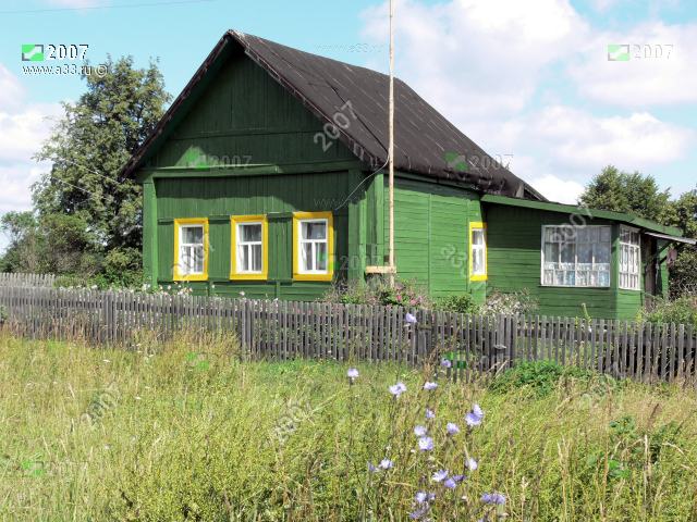 2007 Типичный жилой дом в деревне Башкино Александровского района Владимирской области архитектурных излишеств не имеет