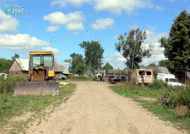 2007 Частная машинно-тракторная станция в конце деревни Башкино Александровского района Владимирской области