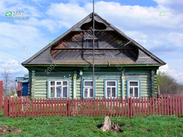 2007 Жилой дом с характерным фронтоном в местном вкусе деревни Большие Вески Александровского района Владимирской области