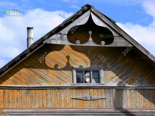 2007 Украшение фронтона жилого дома в виде сердца в деревне Большие Вески Александровского района Владимирской области