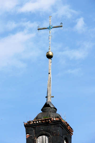 центральный крест церкви Рождества Богородицы в деревне Большие Вески Александровского района Владимирской области