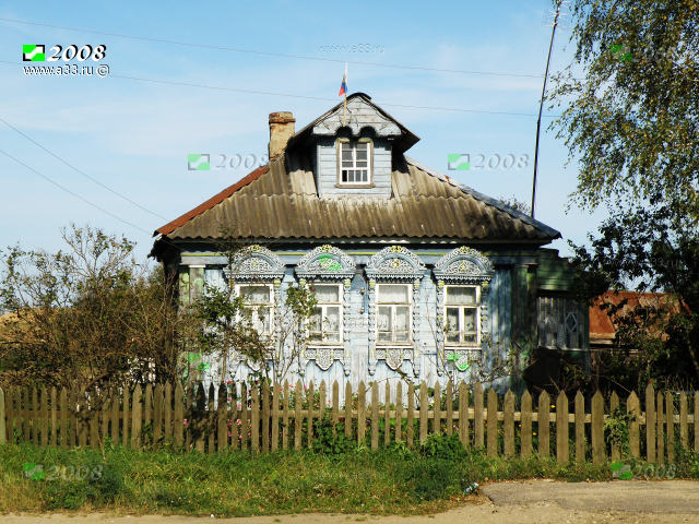 2008 Жилой дом с ажурными деревянными наличниками на окнах деревня Брыковы Горы Александровского района Владимирской области