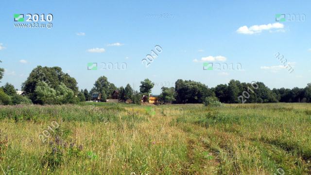 2010 Вид на деревню Бутырки (Завьялово) Александровского района Владимирской области с окружающих полей, которые никем не обрабатываются