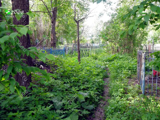 2008 Кладбище за деревней Дуденево Александровского района Владимирской области небольшое и не очень ухоженное
