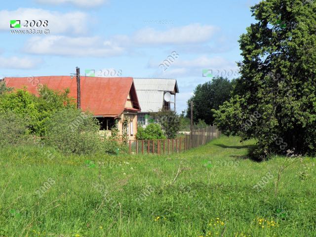 2008 Непримятая трава в жилой застройке деревни Глядково Александровского района Владимирской области это нормально
