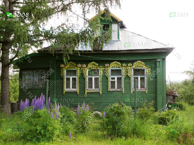 2008 Жилой дом на четыре окна с деревянными ажурными наличниками в деревне Глядково Александровского района Владимирской области