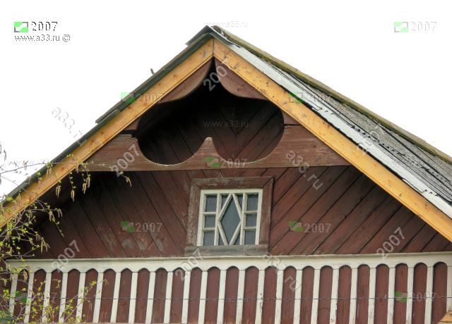 2007 Деревянный фронтон жилого дома с большим сердцем; село Годуново, Александровский район, Владимирская область
