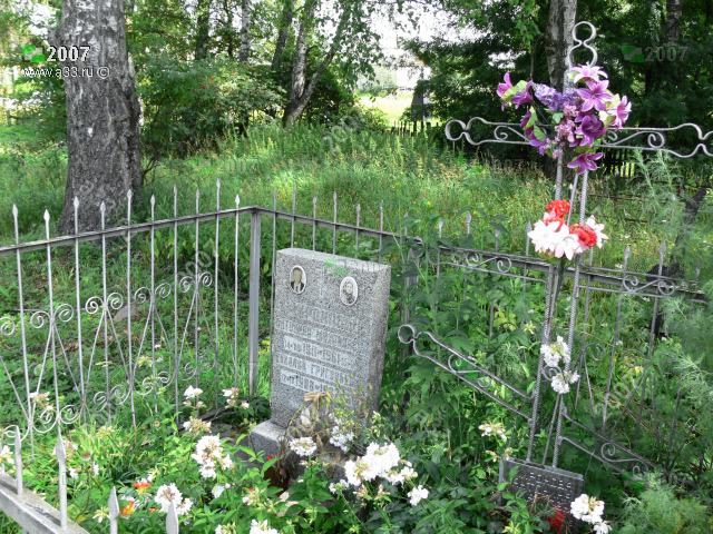 2007 Могила и памятник на кладбище в селе Ирково Александровского района Владимирской области