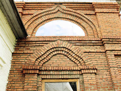 детали кладки новой колокольни Введенской церкви в Ирково