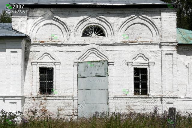 2007 Южный фасад и южный вход. Введенская церковь села Ирково Александровского района Владимирской области