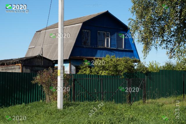 Синий домик при въезде в деревню Каблуково Александровского района Владимирской области