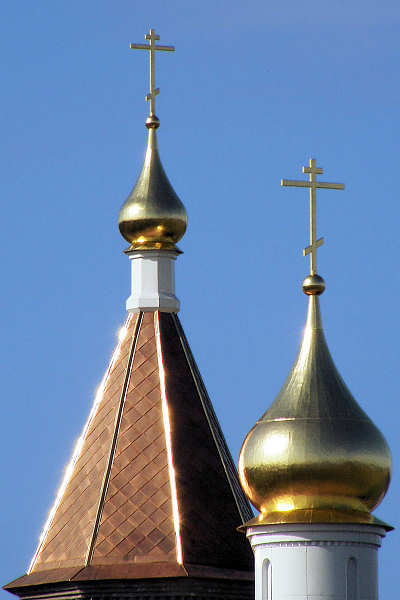 кресты и главы церкви святителя Алексия Зосимовского Конюхово Александровский район Владимирская область