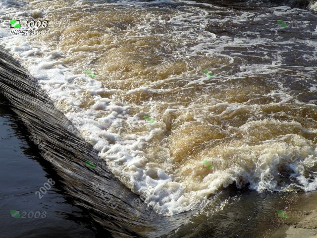 2008 Струи воды на перекате плотины на реке Малый Киржач, деревня Легково Александровского района Владимирской области
