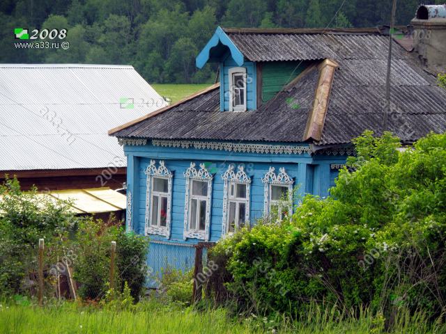 2008 Старый жилой дом с резными деревянными наличниками в деревне Лисавы Александровского района Владимирской области