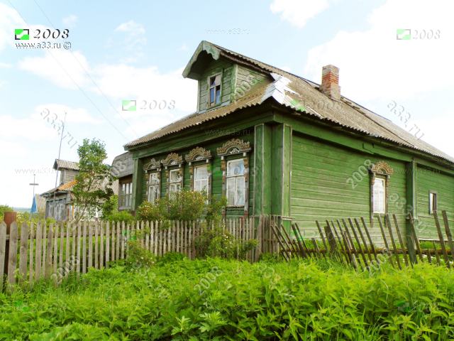 2008 Жилой деревянный старый одноэтажный жилой дом типичной крестьянской архитектуры на четыре окна в деревне Лунёво Александровского района Владимирской области