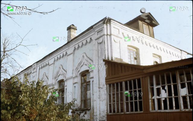 1989 Каменные декорации фасада келейного корпуса, село Махра Александровского района Владимирской области