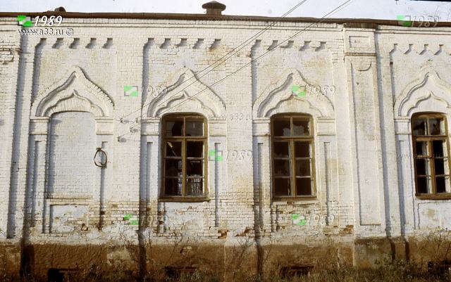 1989 Окна с каменными кокошниками на фасаде келейного корпуса, село Махра Александровского района Владимирской области