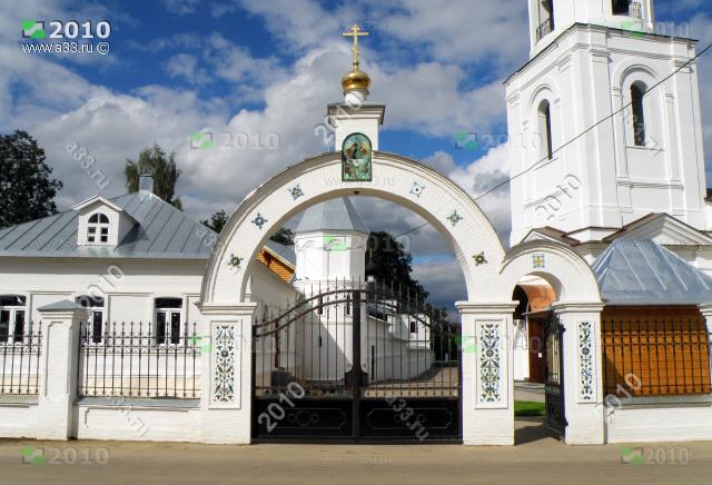 2010 Новые въездные ворота в Стефано-Махрищский монастырь, село Махра Александровского района Владимирской области