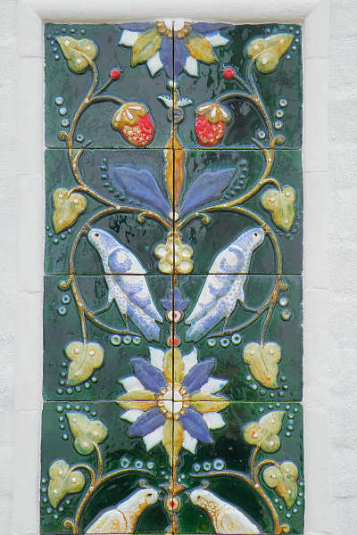 2010 изразцы с зелёным фоном на новых воротах Стефано-Махрищского монастыря, село Махра Александровского района Владимирской области