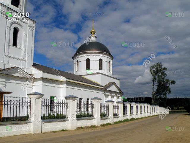 2010 Троицкая церковь и новые въездные ворота, село Махра Александровского района Владимирской области