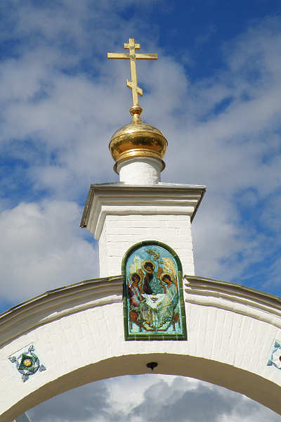 2010 завершение арки новых ворот Стефано-Махрищского монастыря, село Махра Александровского района Владимирской области