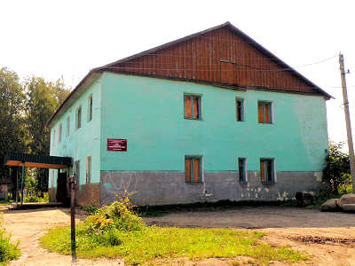 здание правления (колхоза) СПК Александровский в посёлке Майский Александровского района Владимирской области